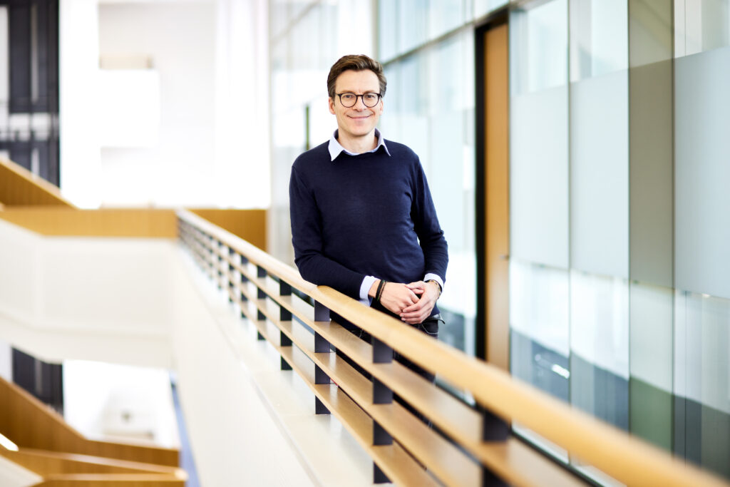 Ein Mitarbeiter des ManagerMagazin steht im posiert im Spiegel Gebäude für ein Businessfoto.