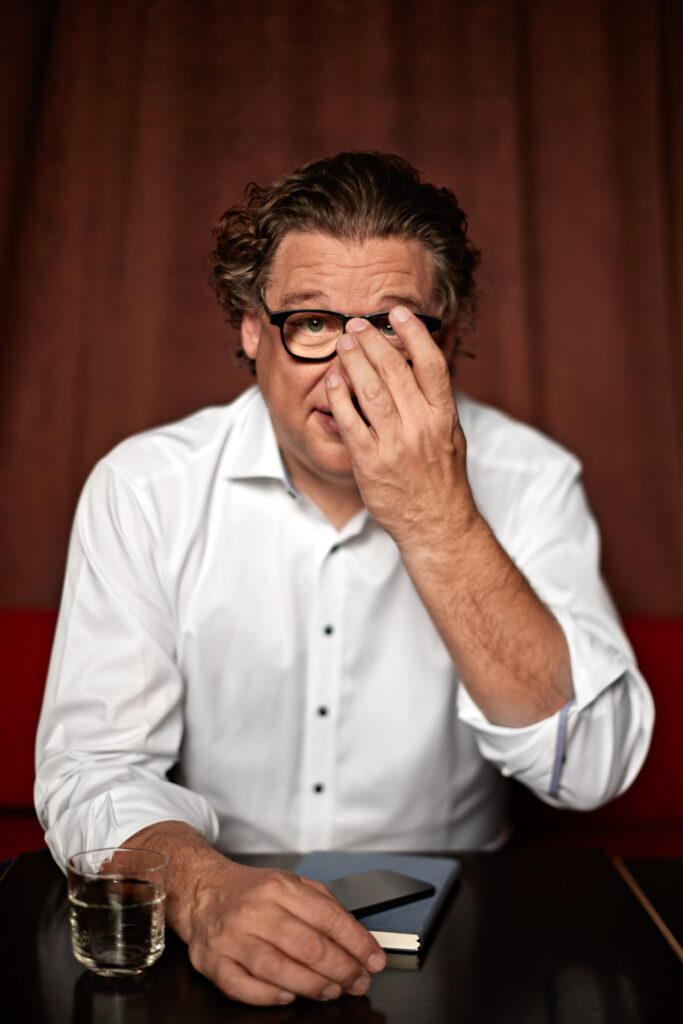 Ein Portraitfoto eines Managers in einem Restaurant.