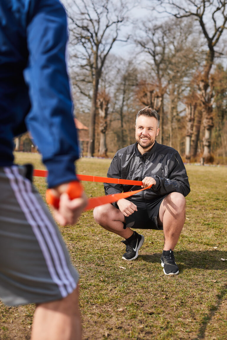 Ein Personaltrainer trainiert mit seinem Kunden.