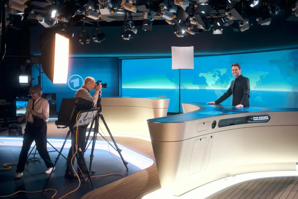 Hendrik Lüders fotografiert im Tagesschau Studio