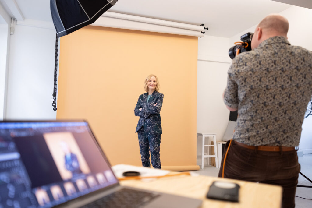 Hendrik Lüders fotografiert Anne Fleck im DCIM Studio