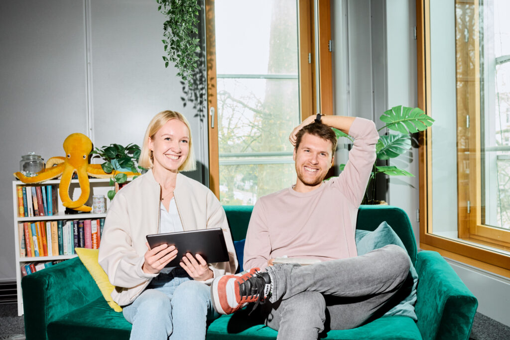 Dieses Imagefoto zeigt zwei Mitarbeitende des NDR, die gemeinsam gut gelaunt an etwas arbeiten.