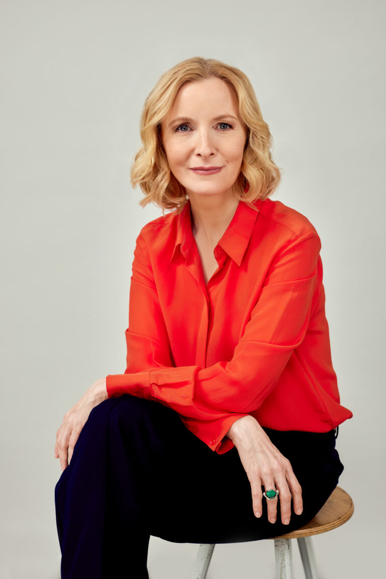 Dr. Anne Fleck posiert in einem Fotostudio für ein Portraitfoto.