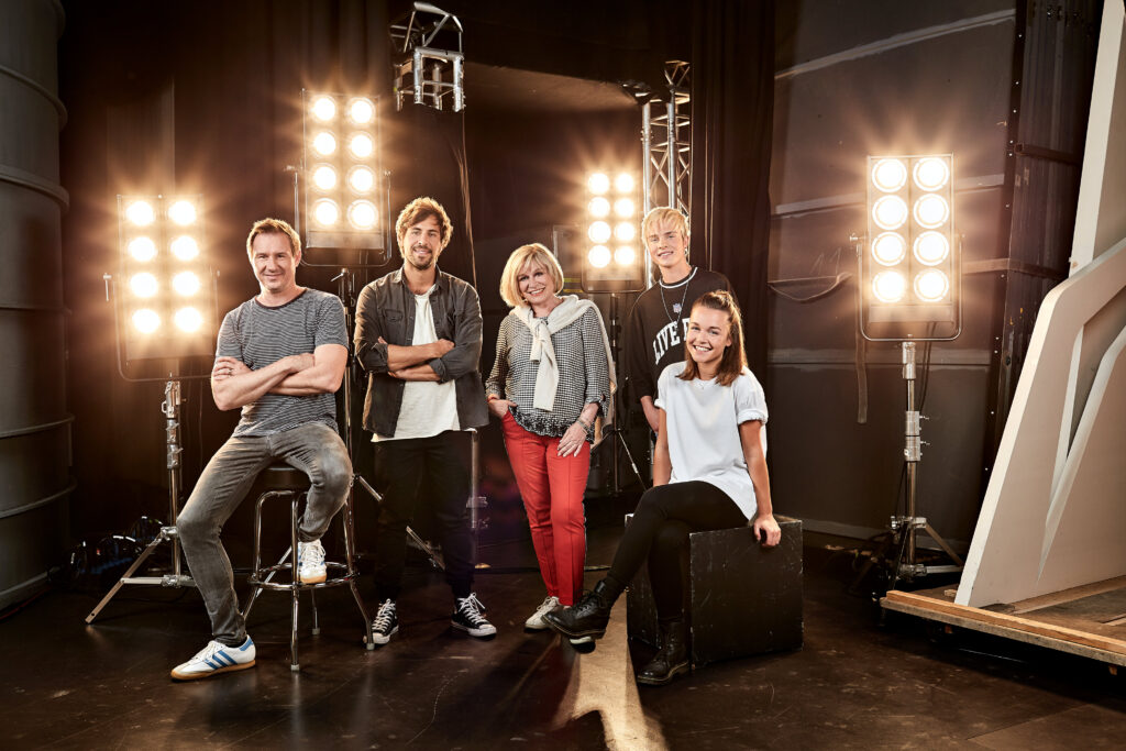 Die deutsche Jury des ESC 2018 posiert für ein Gruppenfoto hinter den Kulissen in einem Fernsehstudio.