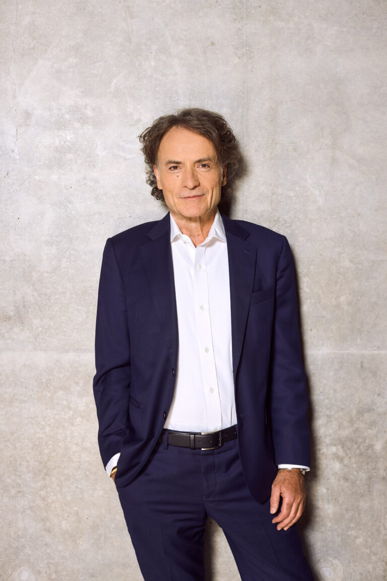 Portrait von Giovanni di Lorenzo vor einer Betonwand