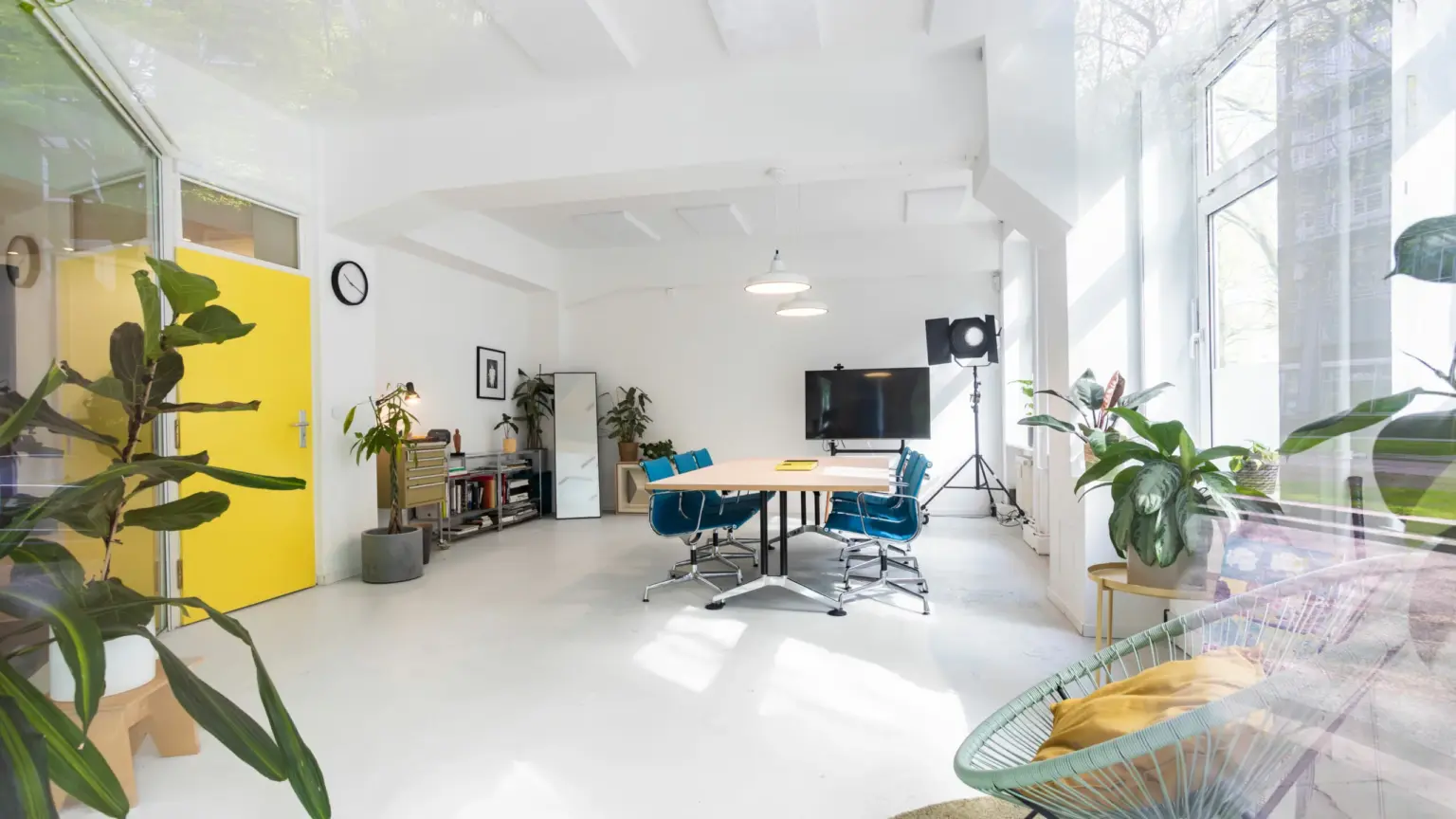 Ansicht des Konferenzraums im DCIM Studio