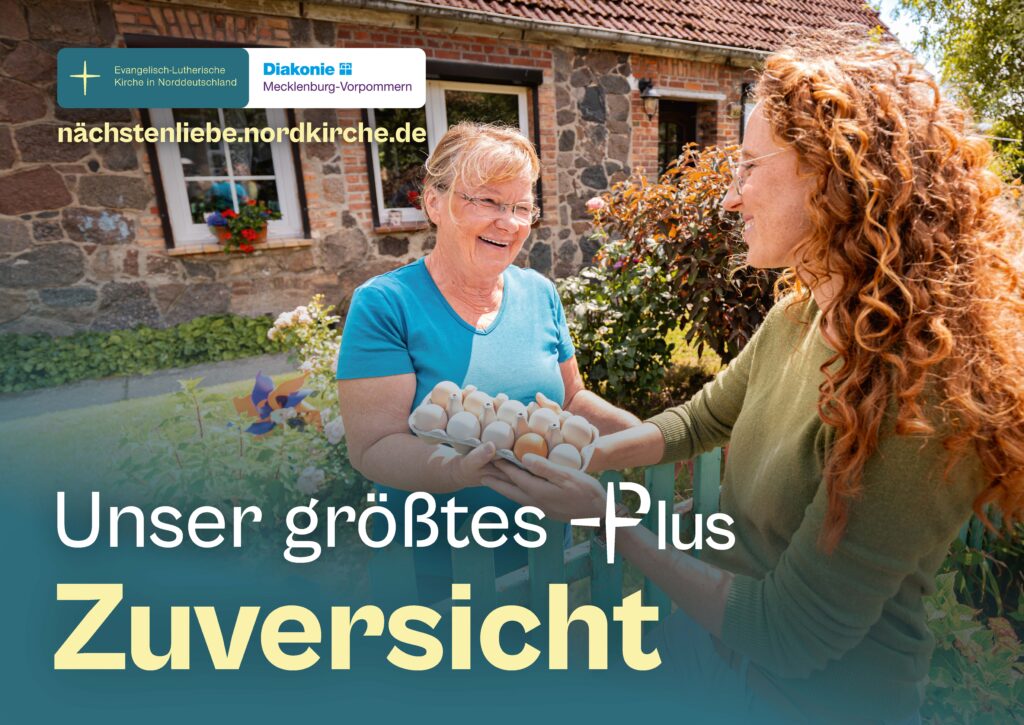 Zwei Nachbarinnen unterhalten sich und reichen sich ihre eigene Ernte über den Zaun.