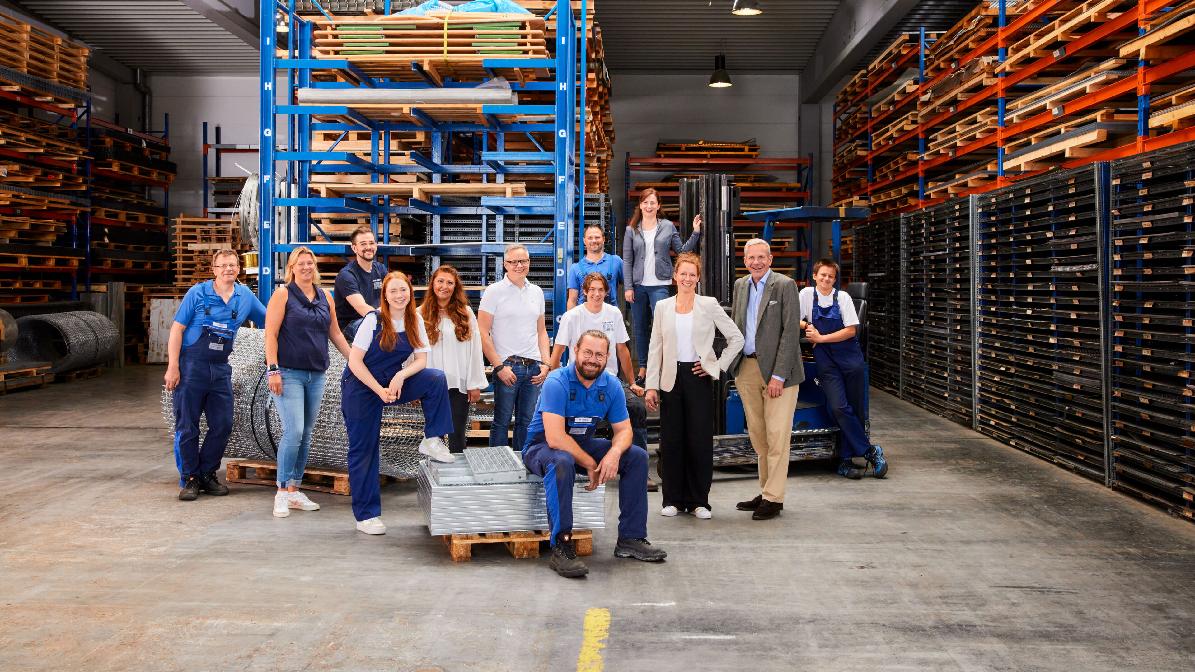 Gruppenfoto der Mitarbeiter eines Industrieunternehmens.
