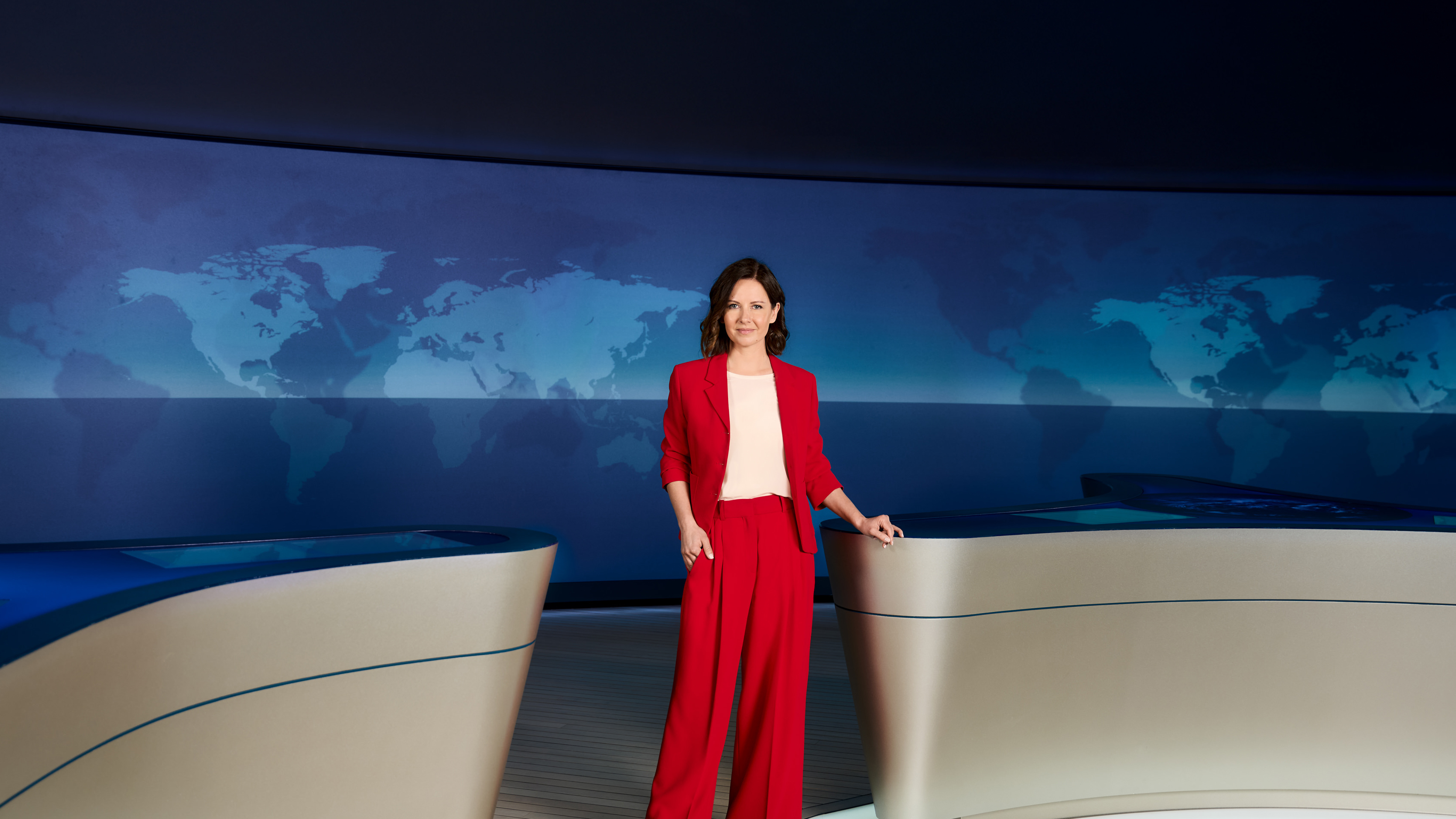 Eine Tagesschau Moderatorin steht im Studio.
