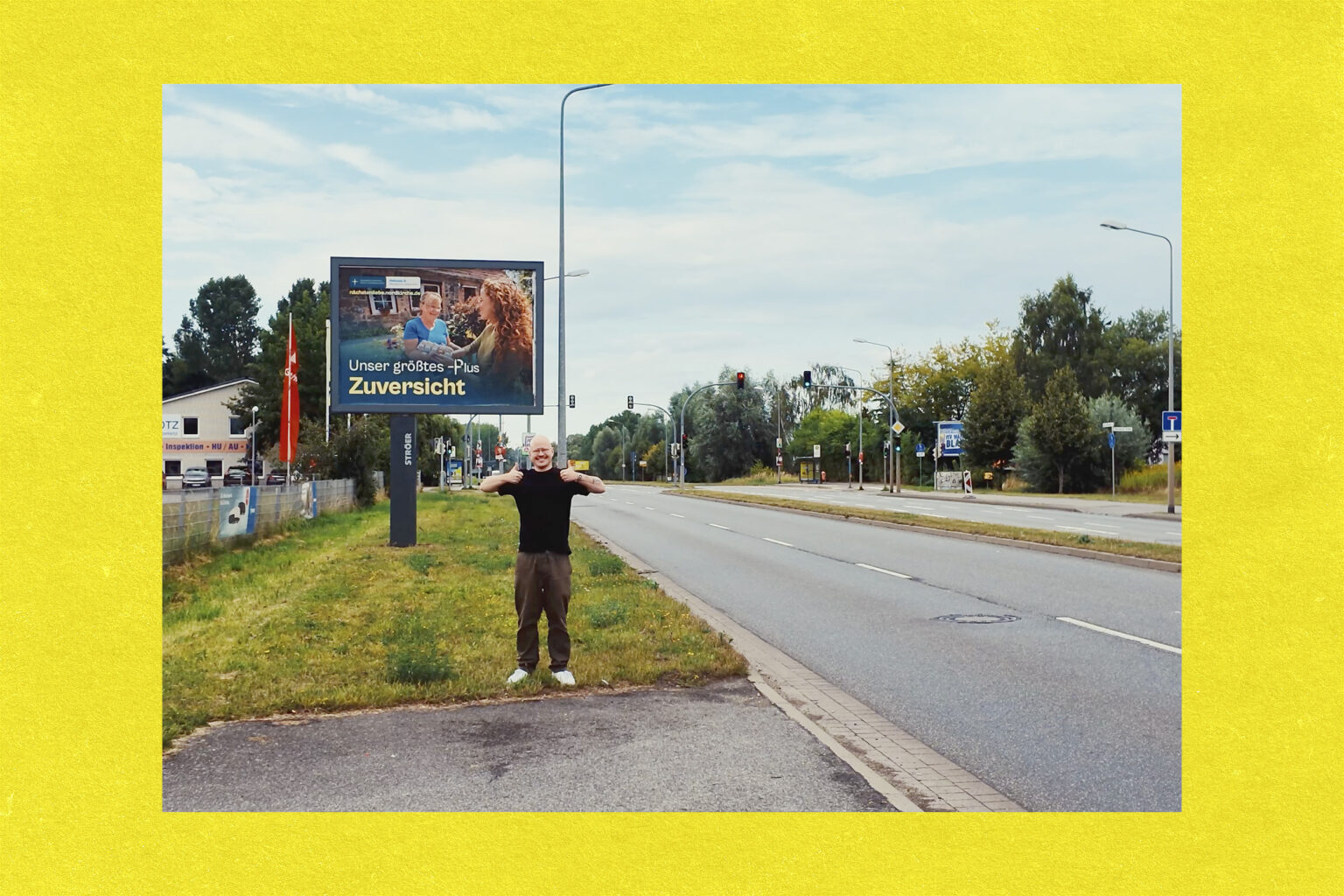 Filmstill - Hendrik Lüders steht vor einem von ihm fotografierten Plakat.
